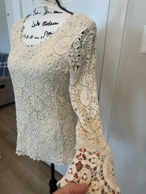 Cream Crochet Lace Long Sleeve Top- LINING IS PART OF THE BLOUSE. SIZE MEDIUM.